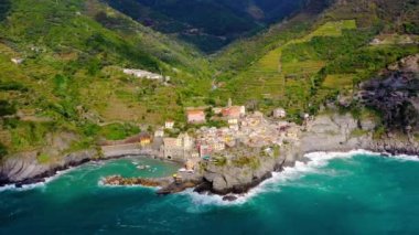 Manarola köyü, İtalya 'nın Cinque Terre kıyısında. Manarola, İtalya 'nın kuzeyindeki Liguria eyaletinin La Spezia eyaletine bağlı küçük bir kasabadır.