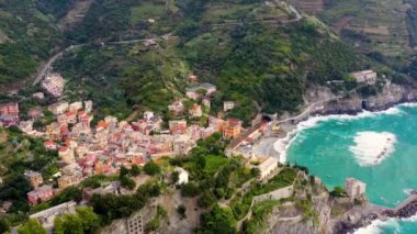 Monterosso, Liguria Bölgesi 'nin (kuzey İtalya) bir parçası olan La Spezia eyaletine bağlı bir köydür. Cinque Terre 'deki beş köyden biridir. İnsansız hava aracı ve seyahat konseptiyle hava görüntüsü