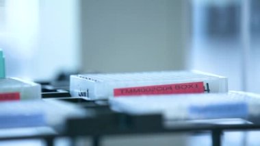 Klinik laboratuarında otomasyon. Robot laboratuarı borulama. Tıbbi robot bilimi. Araştırma ve bilim geçmişi.