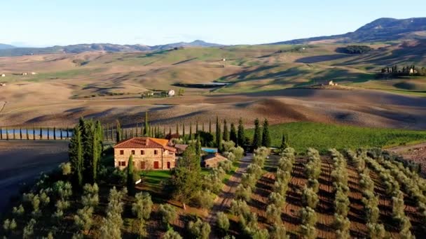 Nádherná Autentická Italská Vila Pod Sluncem Dům Obklopen Zelenými Loukami — Stock video