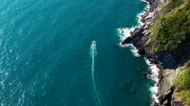 Barco Motor Que Navega Cerca Costa Del Pueblo Manarola Norte — Vídeo de stock