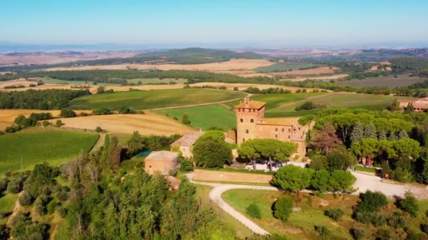 Nádherná Autentická Italská Vila Pod Sluncem Dům Obklopen Zelenými Loukami — Stock video