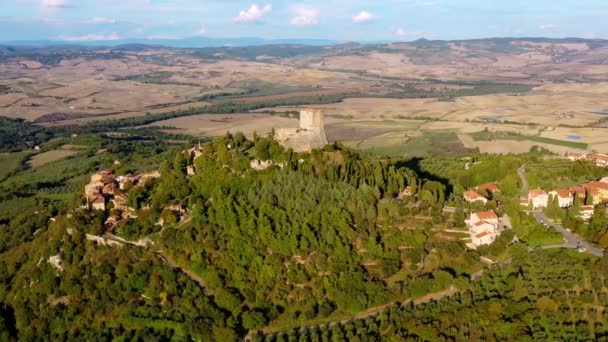 Nádherná Autentická Italská Vila Pod Sluncem Dům Obklopen Zelenými Loukami — Stock video