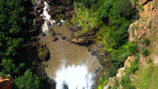 Air Terjun Yang Indah Dengan Batu Pasir Merah Dan Pohon — Stok Video
