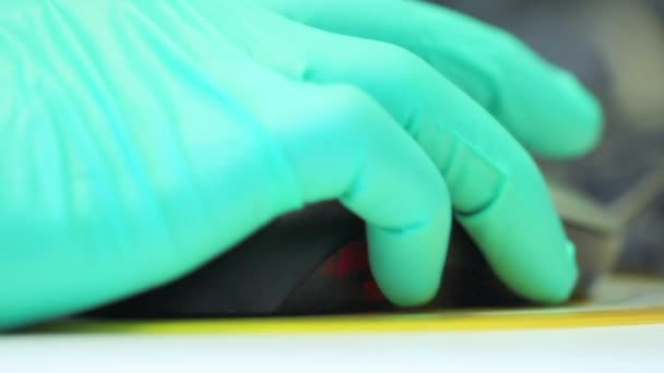 Científico Con Guantes Verdes Que Usa Una Computadora Laboratorio Podemos — Vídeos de Stock