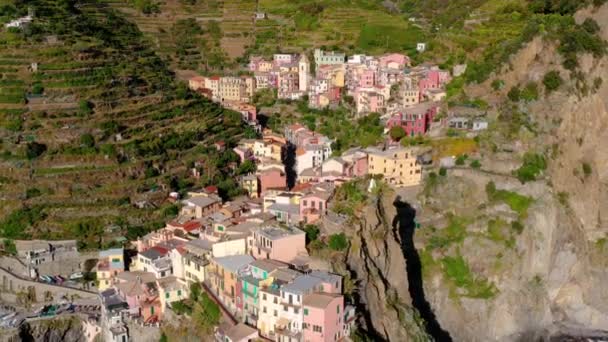 이탈리아의 해안에 있는마 롤라라는 마을이었습니다 이탈리아 해안에서 웅장하게 보이는 마나롤라는 — 비디오