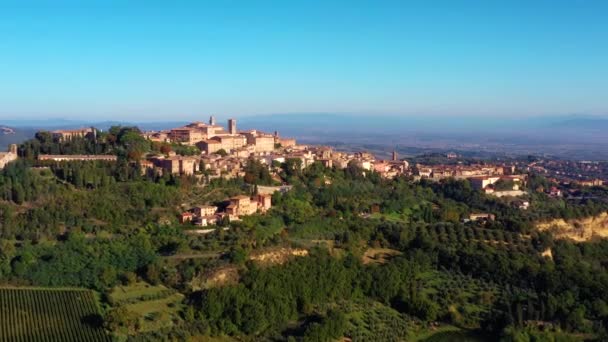 イタリアのトスカーナ州のMonticchielloのイタリアの村 ドローンは壮大な村や緑の牧草地を飛んでいます イタリアでの本格的な旅行に最適 — ストック動画