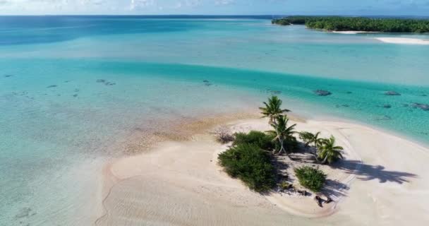 Pulau Terpencil Kecil Dalam Pandangan Drone Udara — Stok Video