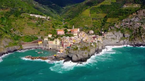 意大利利古里亚Vernazza 教科文组织世界遗产之一 Cinque Terre国家公园 Vernazza村 悬崖上的房子 — 图库视频影像