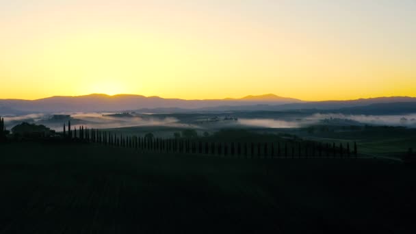 Krásná krajina Toskánska v Itálii. Východ slunce s mlhou v leteckém pohledu