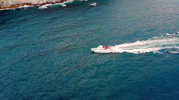 Motorový Člun Plující Blízkosti Pobřeží Vesnice Manarola Severní Itálii Letecký — Stock video