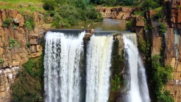Nádherný Vodopád Červeným Pískovcem Stromy Všude Kolem Krásná Africká Krajina — Stock video