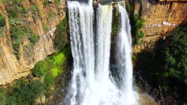 Nádherný Vodopád Červeným Pískovcem Stromy Všude Kolem Krásná Africká Krajina — Stock video