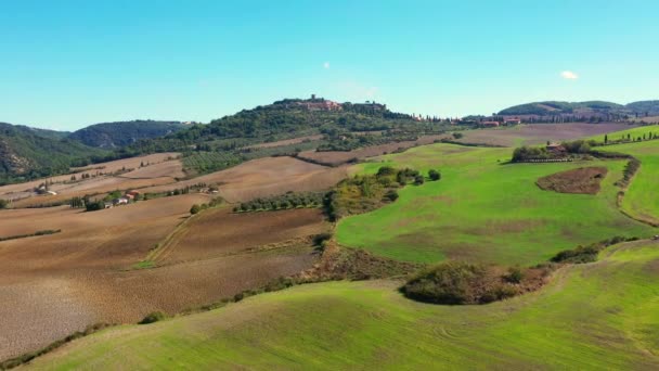 Dron Przelatujący Nad Wspaniałą Włoską Wioską Zielonymi Łąkami Widok Lotu — Wideo stockowe