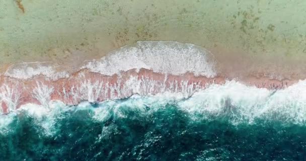 Vista Aérea Del Dron Sobre Las Olas Que Estrellan Playa — Vídeos de Stock