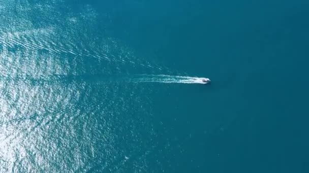 Barco Motor Que Navega Perto Costa Aldeia Manarola Norte Itália — Vídeo de Stock