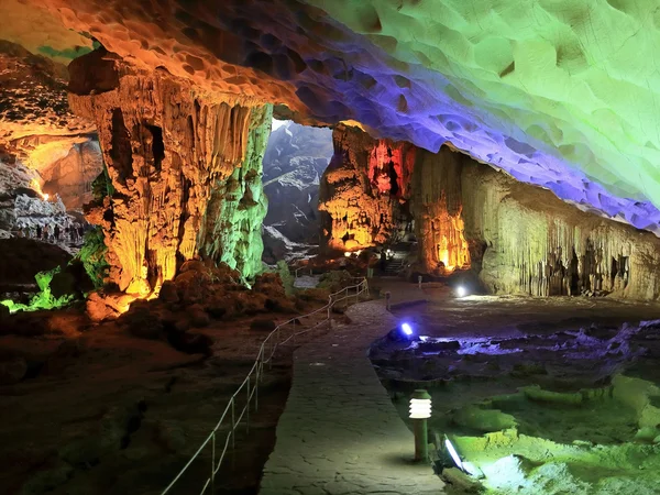 halong Bay mağaralar