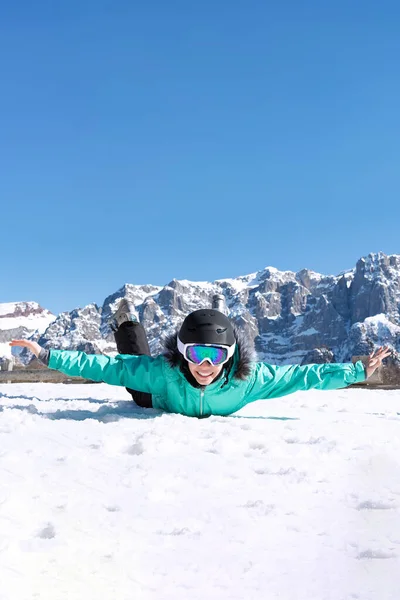 Een Tienermeisje Een Kleurrijk Skipak Helm Zonnebril Ligt Sneeuw Lacht — Stockfoto