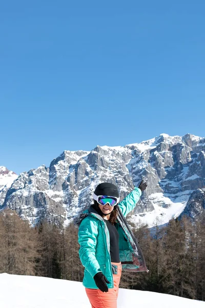 Une Femme Vêtue Une Combinaison Ski Colorée Casque Lunettes Soleil — Photo