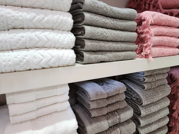Asciugamani Terry Vari Colori Sono Piegati Ordinatamente Sugli Scaffali Concetto — Foto Stock