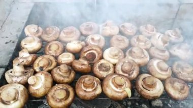 Şampiyon mantarları mangal rafında açık ateşte kömürle pişirilir..