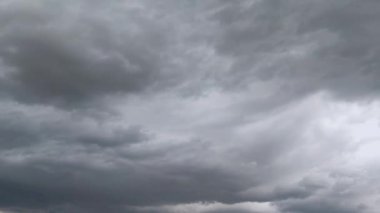 Gökyüzünde hareket eden kara bir yağmur bulutunun yakın görüntüsü.