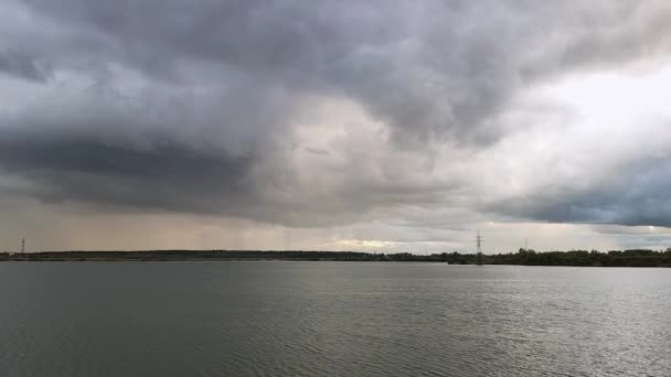 Widok ciemnej chmury deszczowej pokrywającej niebo nad jeziorem. — Wideo stockowe