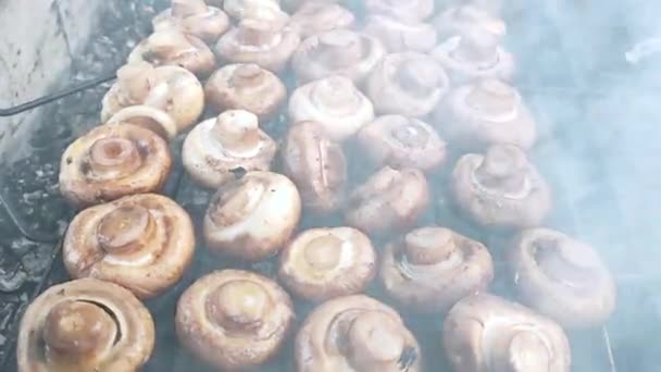 Houby Champignon se vaří nad dřevěným uhlím na otevřeném ohni na grilu. — Stock video