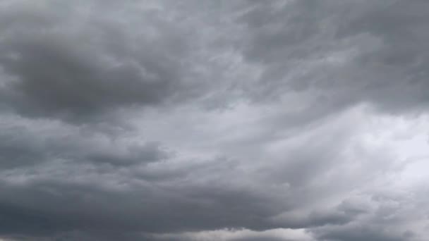Gökyüzünde hareket eden kara bir yağmur bulutunun yakın görüntüsü. — Stok video
