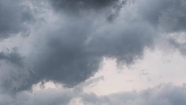 Vista de cerca de una nube de lluvia oscura moviéndose a través del cielo. — Vídeo de stock