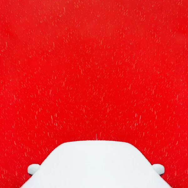 Zicht Een Besneeuwde Auto Een Achtergrond Van Een Rode Muur — Stockfoto