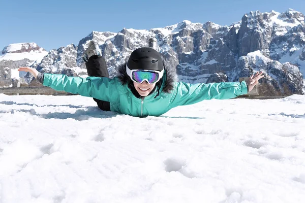 Une Adolescente Vêtue Une Combinaison Ski Colorée Casque Lunettes Soleil — Photo