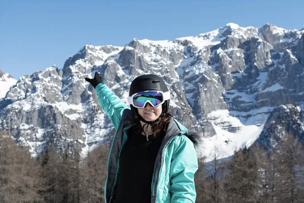 Une Femme Vêtue Une Combinaison Ski Colorée Casque Lunettes Soleil — Photo