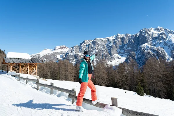 Een Vrouw Een Kleurrijk Skipak Helm Zonnebril Staat Het Skiën — Stockfoto