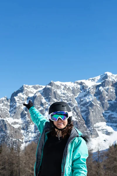 Une Femme Vêtue Une Combinaison Ski Colorée Casque Lunettes Soleil — Photo