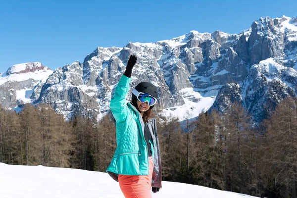 Une Femme Vêtue Une Combinaison Ski Colorée Casque Lunettes Soleil — Photo