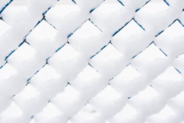 Karla kaplı ağ örgüsünün görüntüsü. Arkaplan kavramı, doğa