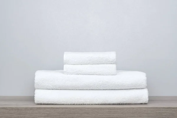 Vista Uma Pilha Toalhas Banho Brancas Bem Dobradas Uma Prateleira — Fotografia de Stock