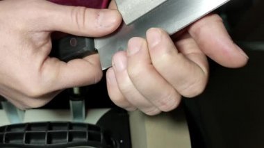 Ustabaşı keskinleştirdikten sonra bıçağın üzerindeki burrları kontrol eder..