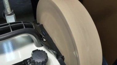 Su öğütücüsünün çalışmasının başlangıcı. İnce taneli taşın suyla döllenmesi.