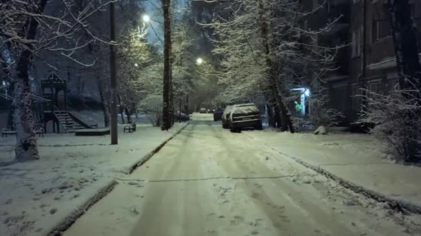 Tél. Kilátás a hófödte udvarra a városban hóesés idején. — Stock videók
