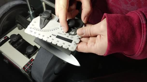 Meting en instelling van de snijhoek van het mes voordat het op een slijpmachine wordt verwerkt. — Stockvideo