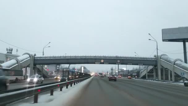 Rusia. Moscú. 13.12.2020 Vista de la autopista y coches en movimiento en invierno en Rusia en la ciudad de Moscú. — Vídeo de stock