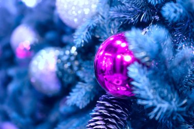 Ağaçta asılı duran pembe bir topla Noel arkaplanı.