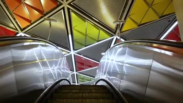 Vista da escada rolante em movimento no metrô de Moscou contra o pano de fundo de cenário abstrato colorido. — Vídeo de Stock