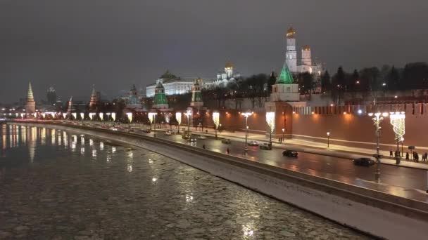 Ryssland. Moskva. 19.12.2020 Utsikt över Moskvafloden och vägen längs Moskvas murar på natten på vintern. — Stockvideo