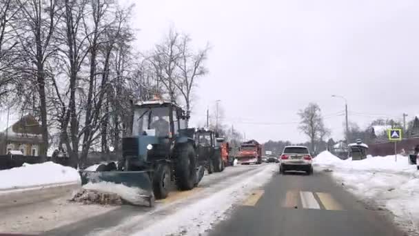 A Rússia. Região de Moscovo. 31.01.2021 Vista de sopradores de neve que limpam a estrada da neve e engarrafamentos. — Vídeo de Stock