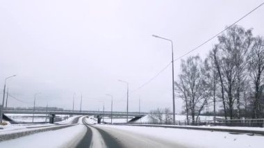 - Rusya. Moskova. 31.01.2021 Kışın Yaroslavl karayolunda bir arabanın ön camından bak..