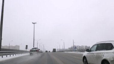 - Rusya. Moskova. 31.01.2021 Kışın Yaroslavl karayolunda bir arabanın ön camından bak..