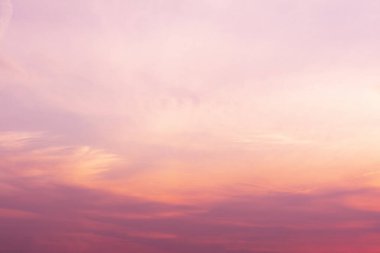 Gün batımında gökyüzünün canlı turuncu pembe ve mor renkleri.